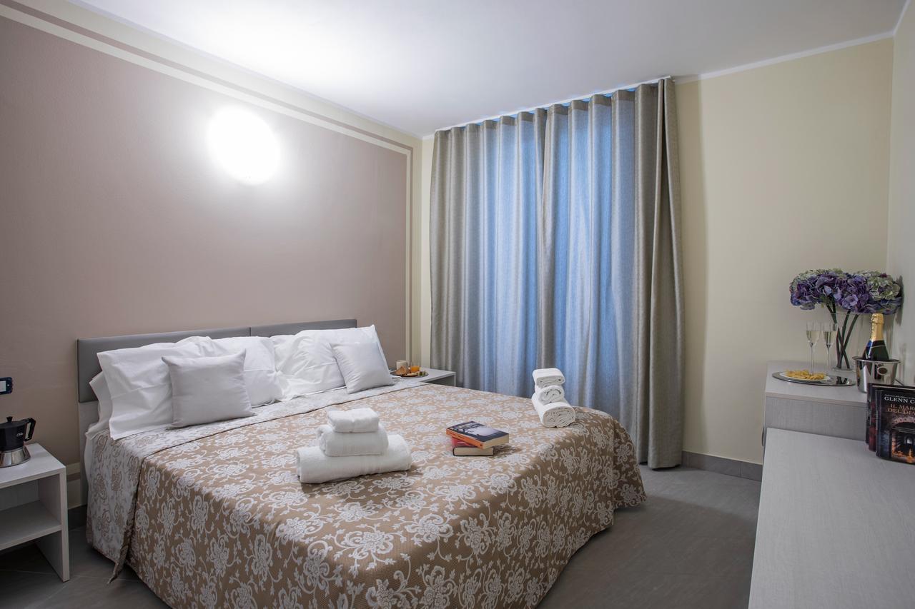 Ossuccio Grande C Home With Pool Sleeps 12 By Italian Apartments Como Buitenkant foto